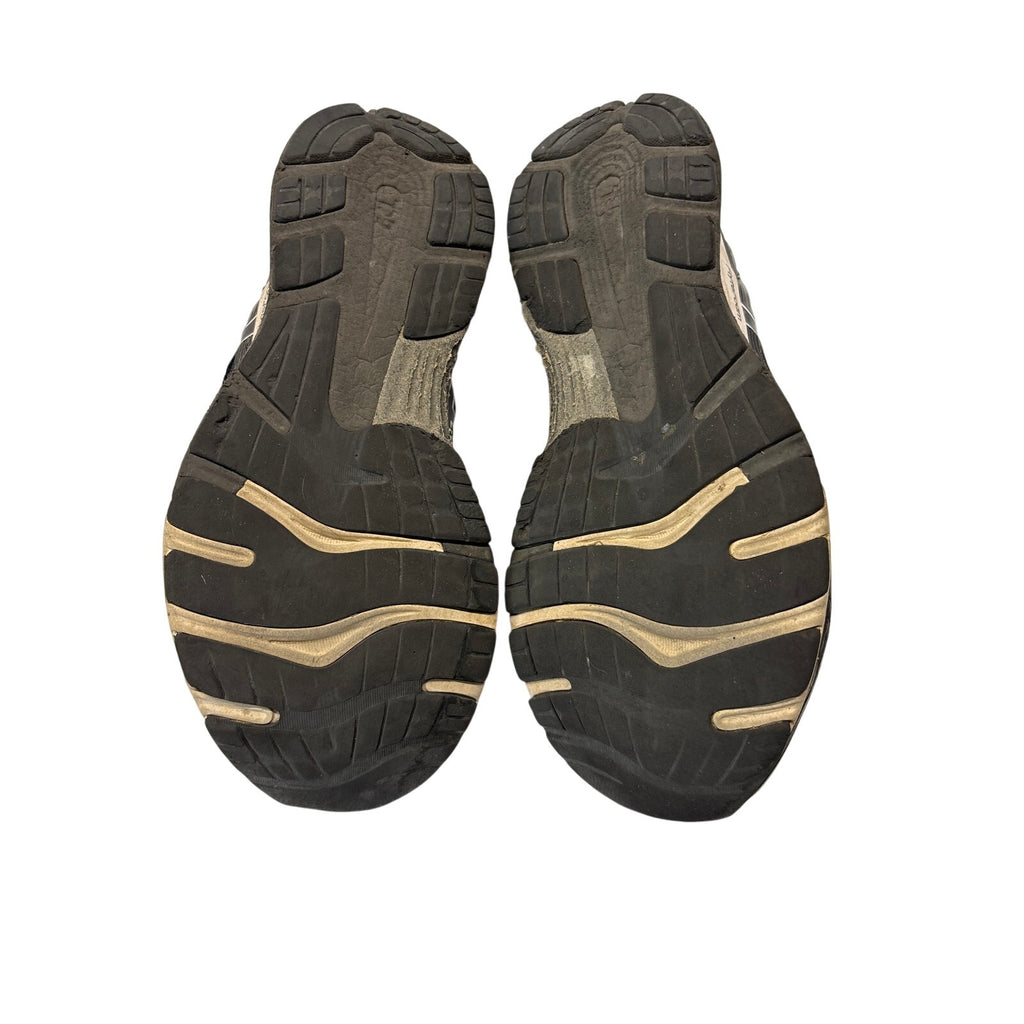 ASICS GEL-Nimbus 21 men’s running shoes in black with white and gray accents.